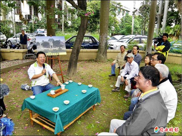 民進黨嘉市立委候選人李俊俋（左一）昨天與多位藝文界人士對談，期望推動打造舊市府成為「當代藝術中心」。（記者丁偉杰攝）