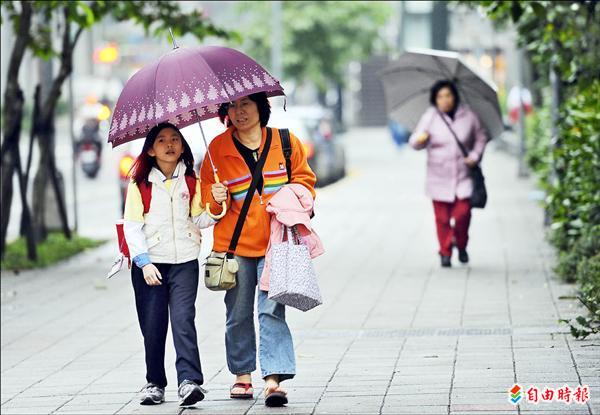 冷氣團持續減弱，昨天氣溫逐漸回溫，但仍有零星降雨。（記者張嘉明攝）