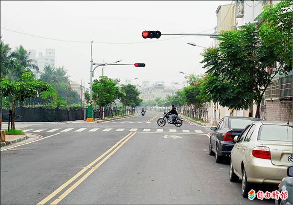 大綠地聯外道路開通後，為當地居民帶來交通上的便利。（記者李立法攝）