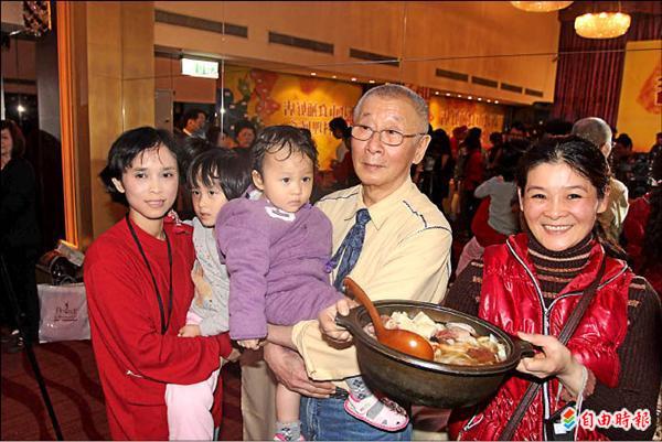 馮和祥（右二）昨天帶著太太（左一）和兩個女兒到場，見證「祖傳羊肉爐的功效」。（記者翁聿煌攝）