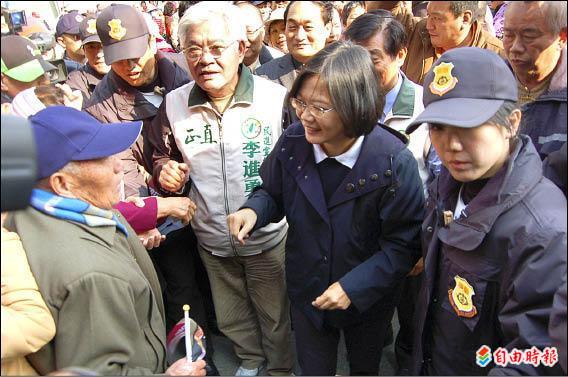 蔡英文（右二）及立委候選人李進勇（右三）昨到東勢賜安宮，受到支持者夾道歡迎。（記者陳燦坤攝）