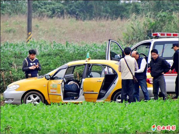 計程車司機遭有殺人前科的張添銘槍殺後，歪躺在駕駛座上。（記者游太郎攝）