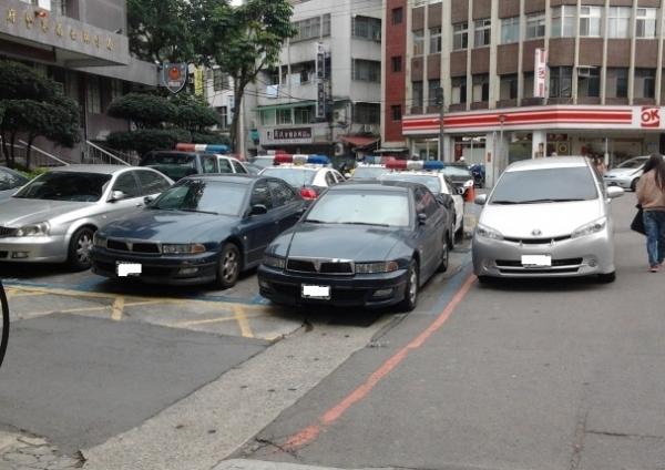 銀色轎車違規停在警局外馬路紅線外，讓行人經過只能繞到馬路中間。（翻攝自網路）