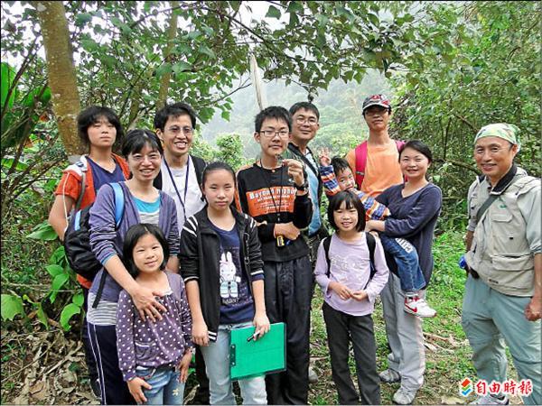 東原國中學生陳晨（前左二），在東山山區捕獲屏東縣春日鄉江山谷標放的小紋青斑蝶，再度進行標放。（記者王涵平攝）