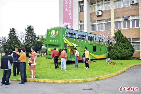 淡水商工交通車暴衝撞破辦公大樓 社會 自由時報電子報