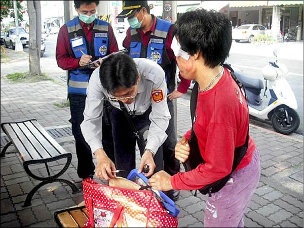 內惟所警員蘇俊吉自掏腰包買下全部口香糖，協助送醫包紮止血，令腦麻的謝女十分感謝。（圖：記者陳文嬋）