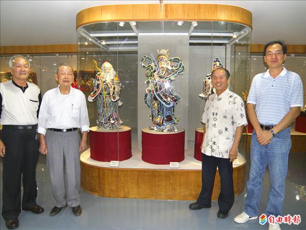 新營文化中心「剪黏大師聯展」，集合葉進祿、葉明吉（右一）父子及陳三火（右二）、王保原（左二）、呂興貴（左一）五位剪黏匠師的作品。（記者劉婉君攝）