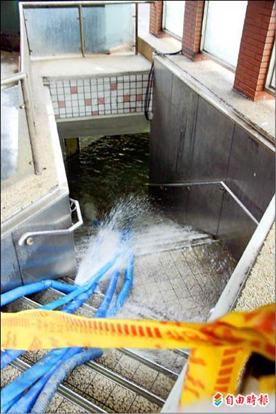 防淹水應急 工務處出動多組馬達抽水 地方 自由時報電子報