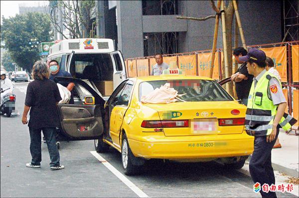 計程車司機張清田為扶養五名兒女，雖罹患肺癌末期仍堅守崗位、照常跑車，昨天適逢其生日，卻不幸於車內吐血暴斃，令人不勝欷歔。（記者張協昇攝）