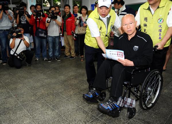 民進黨主席參選人許信良（右）今日搭救護車、坐輪椅到民進黨主席等四合一選舉投開票所進行投票。（記者張嘉明攝）