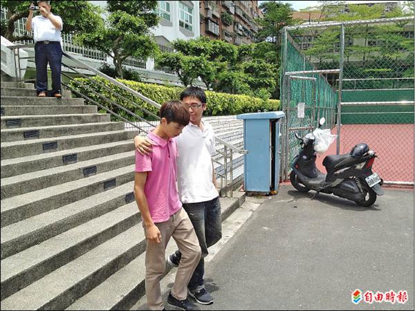 被砍死的章姓中輟生（左），5月初涉嫌夥同另一少年搶劫加油站，再包計程車到烏來泡湯，被警方逮捕後送辦。（資料照，記者卓冠廷攝）