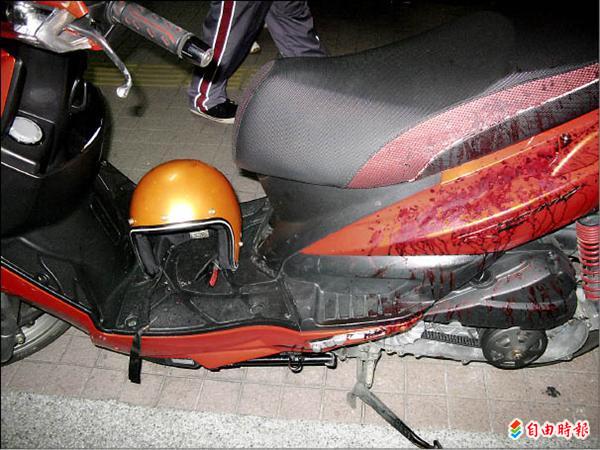 現場遺留的一輛機車，血跡斑斑（記者卓冠廷攝）