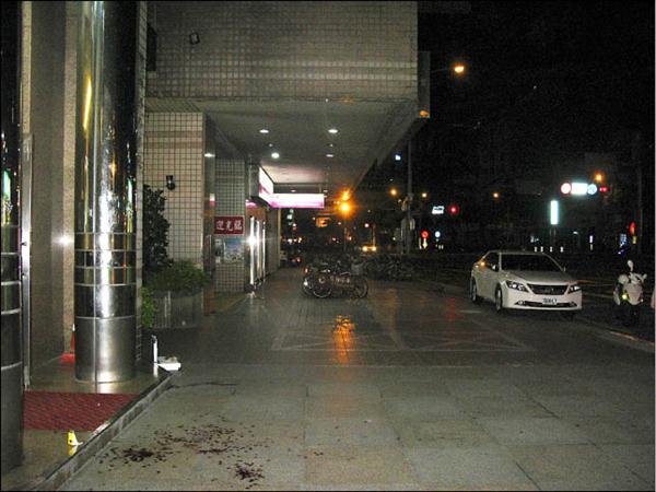 火併現場血跡斑斑。（記者卓冠廷翻攝）