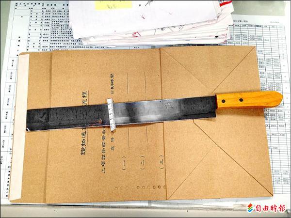 兇刀。（記者卓冠廷攝）