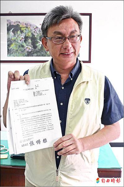 針對苗栗地方法院判他當選無效，竹南鎮長康世儒昨天出示選前中選會回覆他得以參選的函文，強調要上訴到底。（記者何宗翰攝）