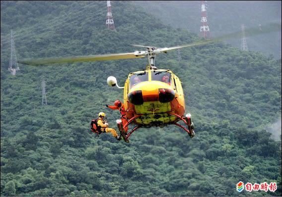花蓮林管處舉辦巡山員及救火人員直升機吊掛演練，藉此提高山區救災的效能。（記者游太郎攝）