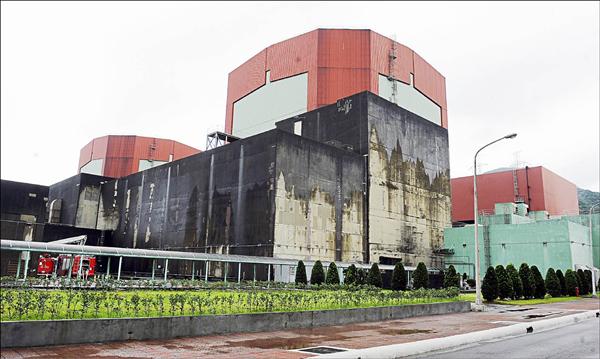 當各界仍強烈質疑錨定螺栓的安全性、爐心側板裂痕的危害性，原能會昨日竟然同意核二廠一號機可恢復運轉，台電立即於昨晚進行啟動程序，引發環團、立委的反彈聲浪。圖為核二廠外觀。（資料照）
