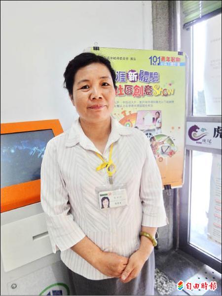 就業多媽媽張秀美平均每月協助三十七人找到工作。（記者黃淑莉攝）