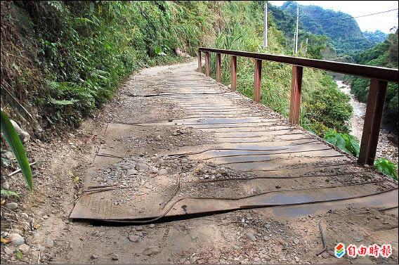 太平塔湖農路鐵便橋年久失修，鐵板翹起險象環生，卻因相關單位互踢皮球遲未修復。（記者陳建志攝）