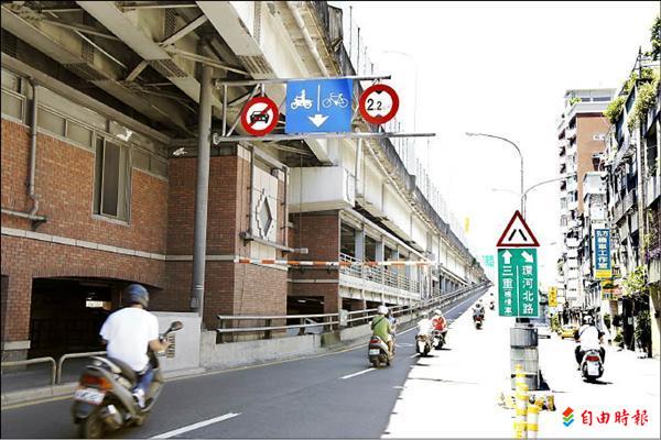 標示不清 往三重台北橋機車道汽車常誤闖 地方 自由時報電子報