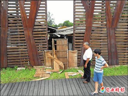 玉山一村居民用破門把「森林之歌」木板圍籬的缺口堵起來。（記者余雪蘭攝）