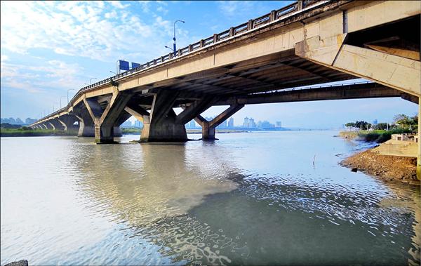 環保署昨日表示淡水河水質是30年來最佳狀況，但是忠孝橋下的河段水質仍舊不佳。（記者王敏為攝）