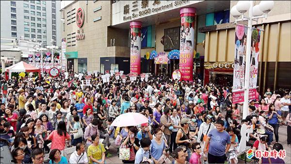 廣三SOGO週年慶，首日開店送500份價值約40元的早餐，開店前廣場擠滿排隊民眾。（記者張菁雅攝）