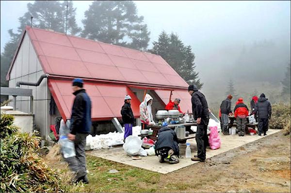 新達山屋是雪霸武陵四秀線上最熱門的住宿場所，遇到週休或國定假日一床難求。（圖：山友提供）