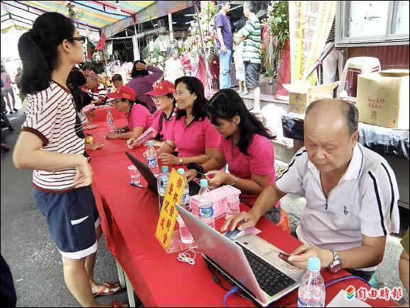 退休警官葉青鑫（右一）當門神，毒蟲不敢進廟求發財金。（記者洪臣宏攝）