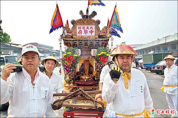 中研院人文社會科學研究中心在頂中街百年神轎安裝GIS，記錄迎王活動。（記者李立法攝）