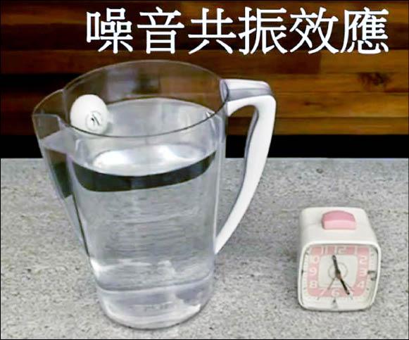 以透明水壺做試驗，水面會持續波動。（截取自網路）