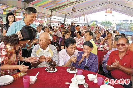 重興村旅外子弟贊助，村內老人吃好料，高齡93歲的張詹鉛（右二）與92歲的張連冬（左一）開心與會，與大家一起同樂。（記者黃淑莉攝）