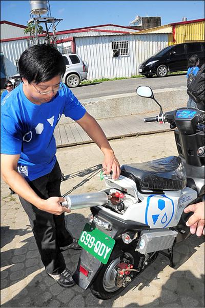 「低壓金屬儲氫罐」提供氫能車的動力。（記者蔡宗憲攝）