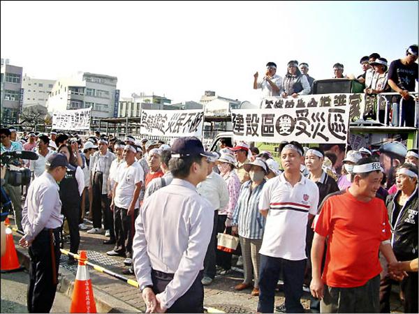 「725水災災民自救會」昨天動員300位民眾前往市府抗爭，警民派出警力維安。（記者丁偉杰攝）