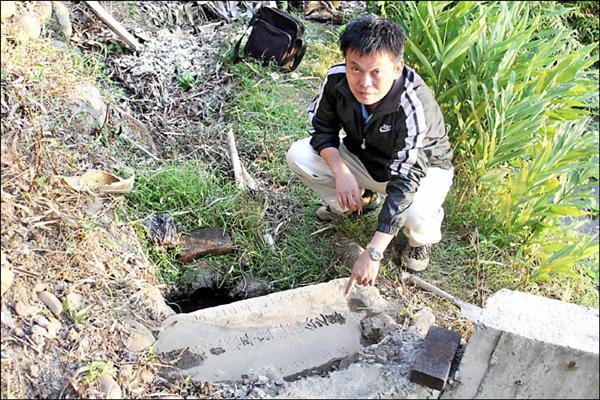 新竹縣新埔國小余成堯發現一塊有158年歷史的墓碑被當成水溝蓋。（記者蔡孟尚攝）