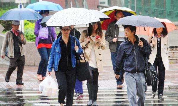 受鋒面通過和東北季風影響，今日全台濕冷。（本報資料照，記者羅沛德攝）