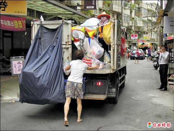 有市民配合垃圾分類卻遇上資源回收車拒收，一頭霧水，不知哪裡做錯。（記者黃邦平攝）