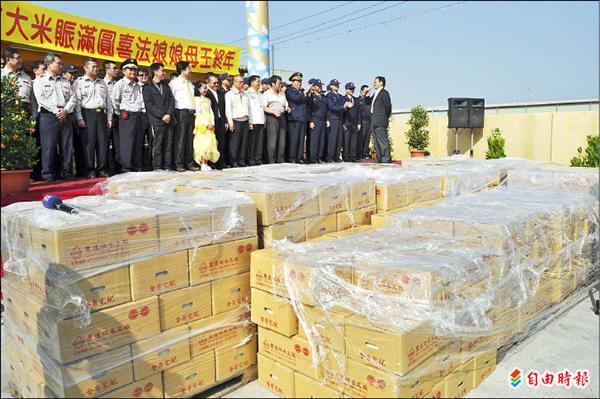 晉禾昨再發五千包愛心米，董事長蔡永裕號召企業行善。 （記者蘇福男攝）