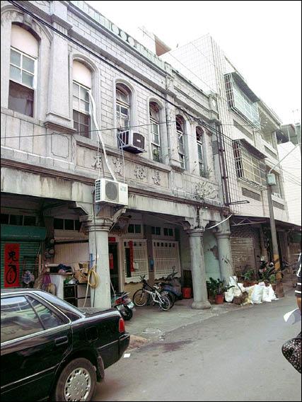 「長裕商店」曾是南彰化最大旅社（修繕前）。（記者顏宏駿翻攝）