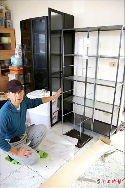 家住後壁的陳中指控，組裝購自知名家具公司的玻璃門櫃時，玻璃突然爆裂，造成身體多處受傷。（記者王涵平攝）
