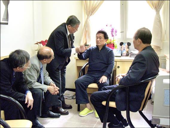 監委黃煌雄（右）會同專業醫師到北榮訪談陳水扁前總統（右二），圖為醫師診斷陳水扁右手發抖的現象。（黃煌雄提供）