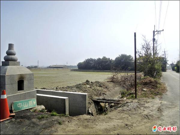 大城鄉「上山村」中山路指示牌直接就放在地面上。（記者劉曉欣攝）