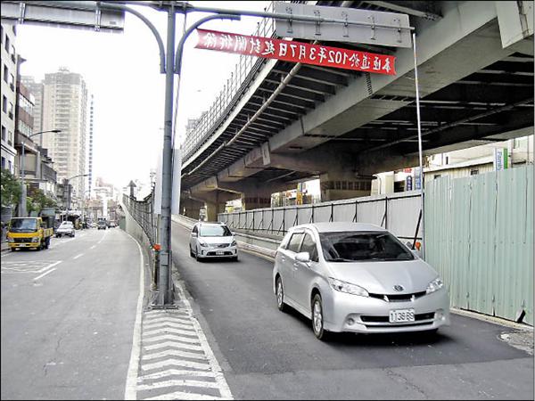 台64線快速公路中和一下橋匝道7日起將封閉拆除，周邊車流動線將受影響。（記者黃邦平攝）