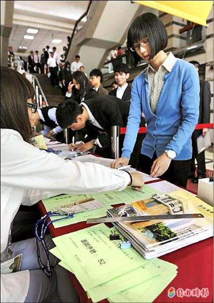 台北醫學大學今年甄選入學個人申請第二階段指定項目甄試昨日舉行，吸引許多學生報名參加。（記者方賓照攝）