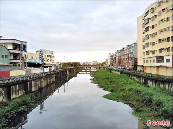 大埔截水溝雖是防汛道路，依規定不能作道路使用，但民眾都當成交通捷徑。（記者張聰秋攝）