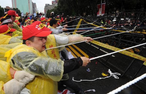 台北市中正一分局在五一勞工大遊行時，用竹竿戳擊抗議民眾，遭到外界撻伐，台北市警局長今天道歉。（資料照）