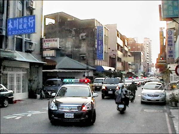 嘉市警局交通宣導團，進行車隊放送宣導的作法引來惹議。（圖：市警局提供，記者丁偉杰翻攝）