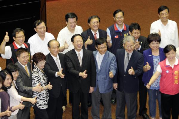 朝野黨團歷經3天馬拉松式協商，昨在台聯黨團退席抗議，親民黨團修正動議闖關未成，民進黨團協商爭取到最後，爭議條文動用表決的情況下，十二年國教法源三讀通過。（記者陳志曲攝）