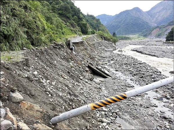 阿里山鄉豐山村連絡道靠近一四九甲線五百公尺路段，約有三、四十公尺路基流失，短期難修復，公所擬先闢建便道供村民通行。（豐山村民提供）