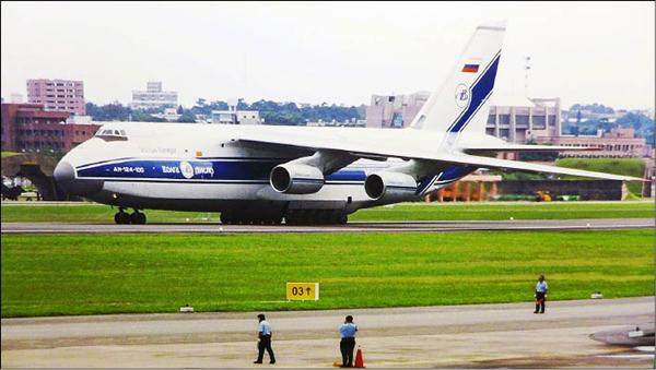 AN-124巨型運輸機12年前運送20幾隻海豚回花蓮，龐大的機體令人印象深刻。（記者游太郎攝）